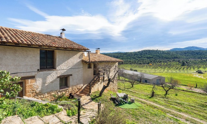 Peñarroya de Tastavins Casa | Casa rural 'La Sala' con vistas a la montaña, piscina compartida y Wi-Fi