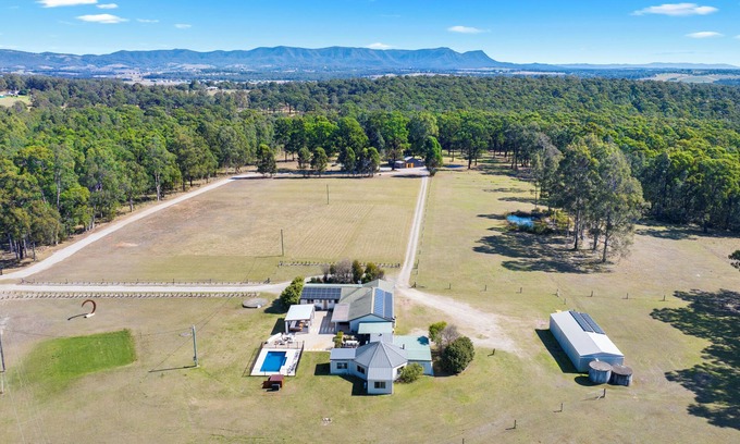 Lovedale Casa | Country Estate in hunter valley with 23 rooms, 2 heated pools, basketball court
