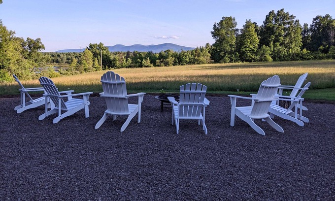 Medusa Otro | Country Farmhouse on 110 Acres Overlooking the Catskill Mountains