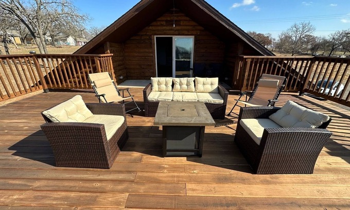 Era Otro | Country Feel in City Limits , Quiet and Vibrant Ranch Home