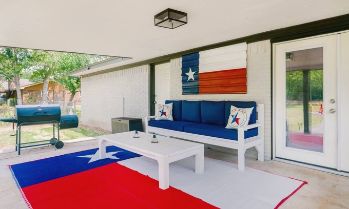 Leander Casa | Country Feel with Huge Backyard, firepit, cornhole games, grill, volleyball court, next to train