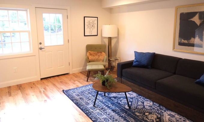 Newtown Condominio | Country Getaway in Historic Inn