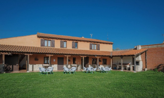 Villalcazar de Sirga Casa | Casa rural 'Don Camino' con terraza privada, jardín privado y Wi-Fi