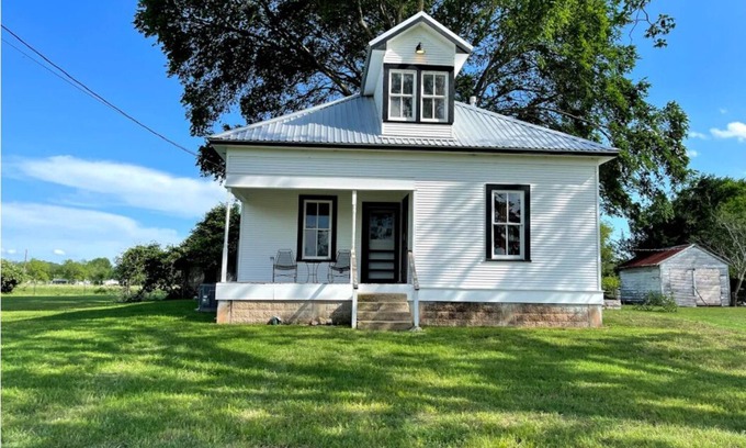La Grange Otro | Country Home on the Colorado River; Round Top, MS 150, tubing, canoeing, fishing