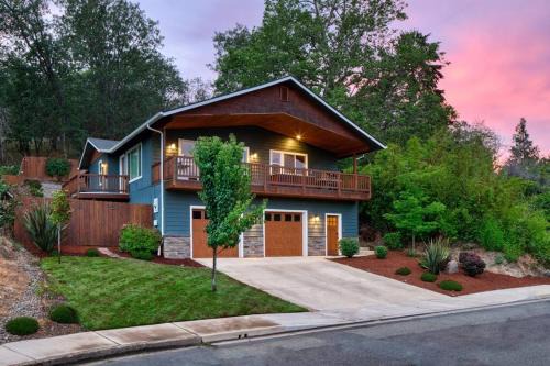 Grants Pass Casa | Country Home with Modern Conveniences