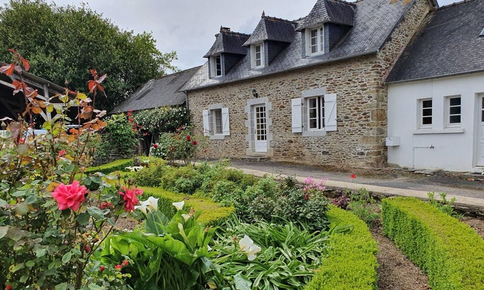 Le Cloitre-Pleyben Otro | Vrbo Property