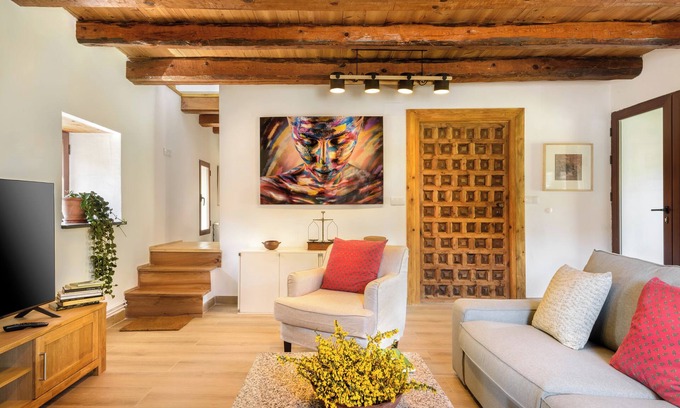 Aragues del Puerto Casa | Casa rural 'Fajinadero Sancho' con vistas a la montaña, jardín privado y Wi-Fi