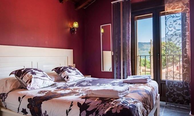 Navalguijo Casa | Casa rural 'Baelo Claudia' con vistas a la montaña, balcón y Wi-Fi