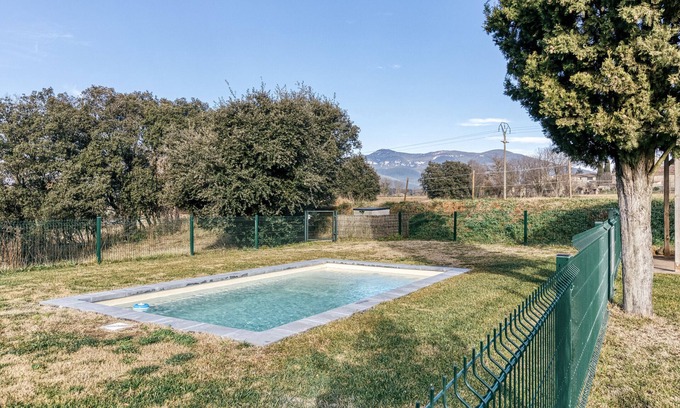 Maia de Montcal Villa | Casa rural 'Cal Tort' con vistas a la montaña, piscina privada y Wi-Fi