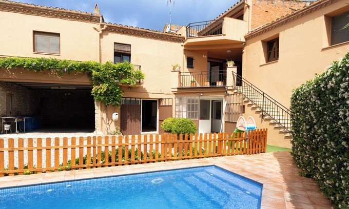 Gualta Casa | Casa rural 'Can Blay' con piscina privada, Wi-Fi y aire acondicionado