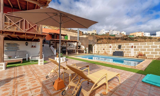 Chimiche Villa | Casa rural 'Casa Elvira' con piscina privada, terraza privada y Wi-Fi