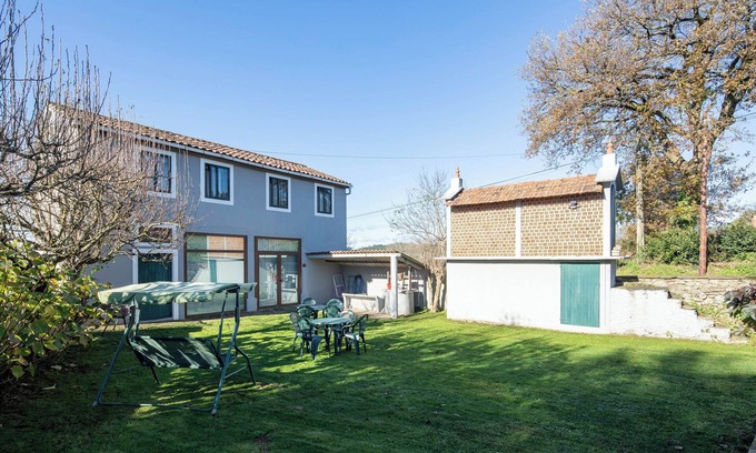 Catasol Casa | Casa rural 'Casa La Calleja' con terraza compartida, jardín compartido y Wi-Fi