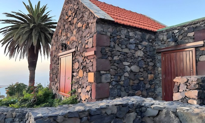 Mocanal Casa | Country House 'El Almendro' with Sea Views, Shared Terrace and Wi-Fi