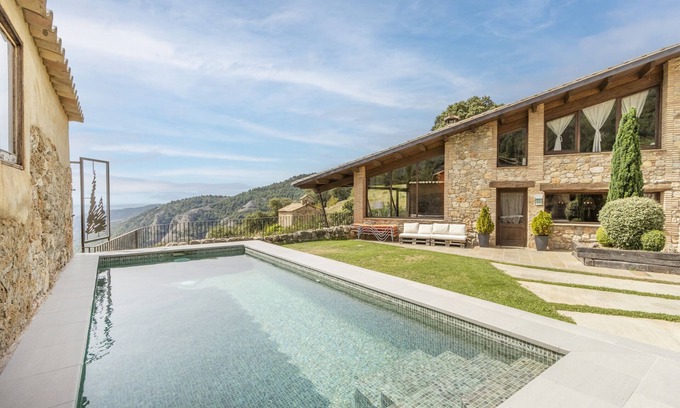 Oden Casa | Casa rural 'El Cobert De Lera' con vistas a la montaña, piscina privada y Wi-Fi