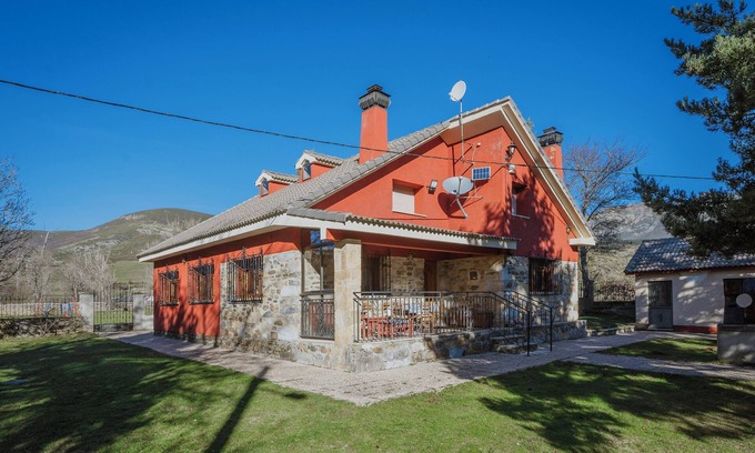 Triollo Casa | Casa rural 'El Corcal' con vistas a la montaña, terraza privada y Wi-Fi