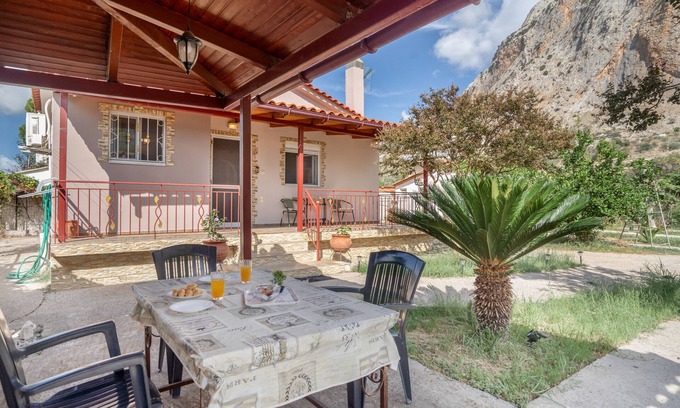 Kryoneri Villa | Casa rural 'Emis House Krioneri' con vistas a la montaña, Wi-Fi y aire acondicionado