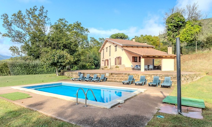 La Vall d'en Bas Casa | Country House 'Can Mestrehumà' with Private Pool, Private Terrace and Private Garden