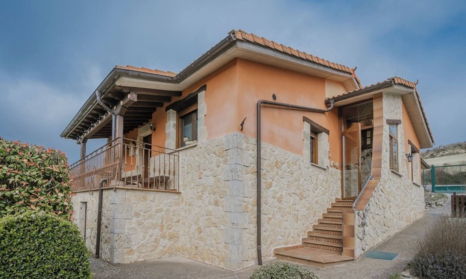 Orbaneja Riopico Casa | Casa rural 'La Cardeñuela' con vistas a la montaña, terraza privada y Wi-Fi