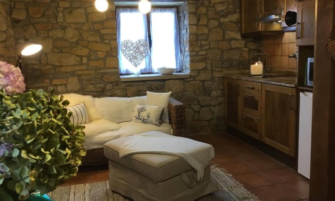Colunga Casa | Casa rural 'La Casita De Luces' con vistas a la montaña, terraza privada y Wi-Fi