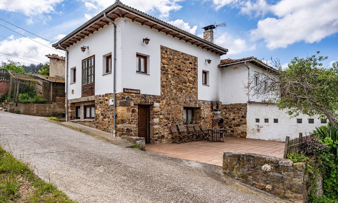 Luerces Casa | Casa rural 'La Casona 2' con vistas a la montaña, terraza privada y Wi-Fi