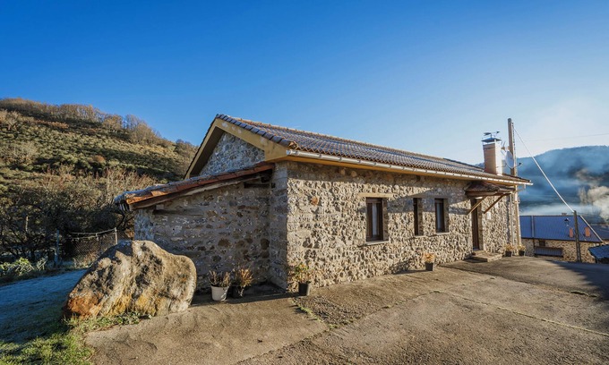 La Pernia Casa | Casa rural 'Lope' con vistas a la montaña, jardín privado y Wi-Fi