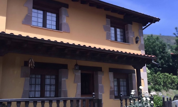 Celucos Casa | Casa rural 'Los Avellanos 2' con vistas a la montaña, terraza privada y jardín privado