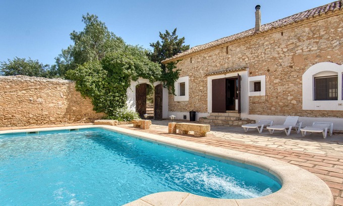 Monovar Casa | Casa rural 'Madara' con vistas a la montaña, piscina privada y Wi-Fi