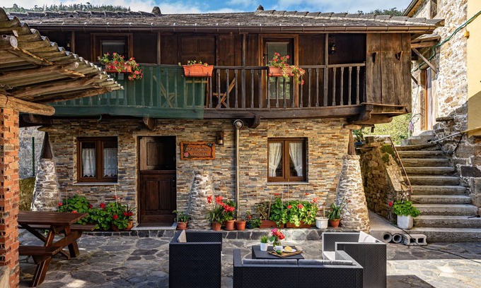 Navelgas Casa | Casa rural 'Madreselva 2' con vistas a la montaña, jardín privado y Wi-Fi