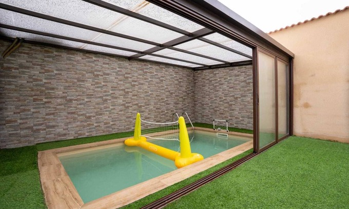Amusco Casa | Casa rural 'Nueve Villas' con jardín privado y Wi-Fi