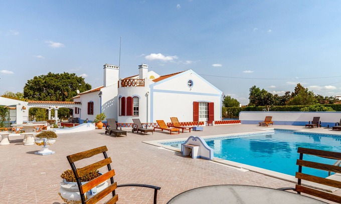 Evora Villa | Casa rural 'Sunset Landscape' con piscina compartida, jardín y Wi-Fi