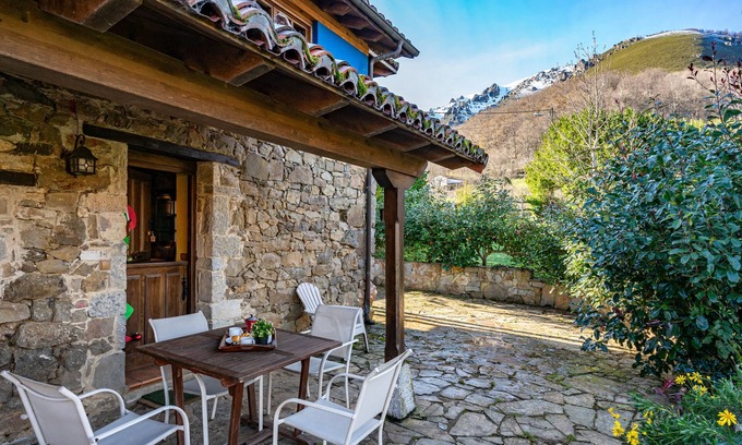 Quiros Casa | Country House 'Valle De Bueida Viscárcel' with Mountain View, Private Garden and Wi-Fi