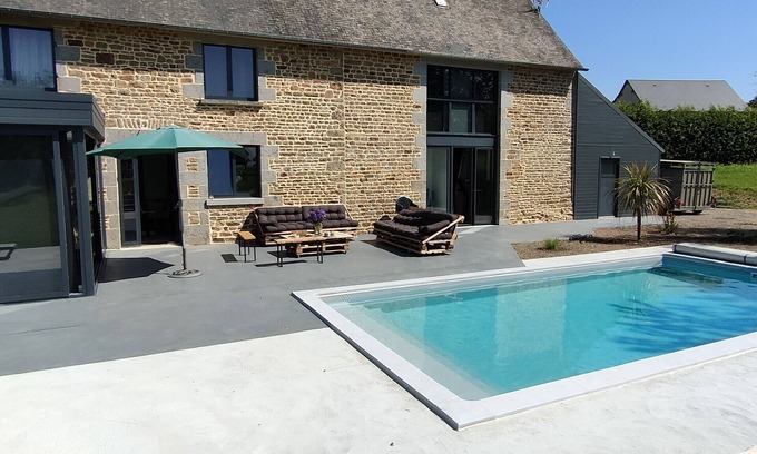 Isigny-le-Buat Casa | Country house with pool and spa