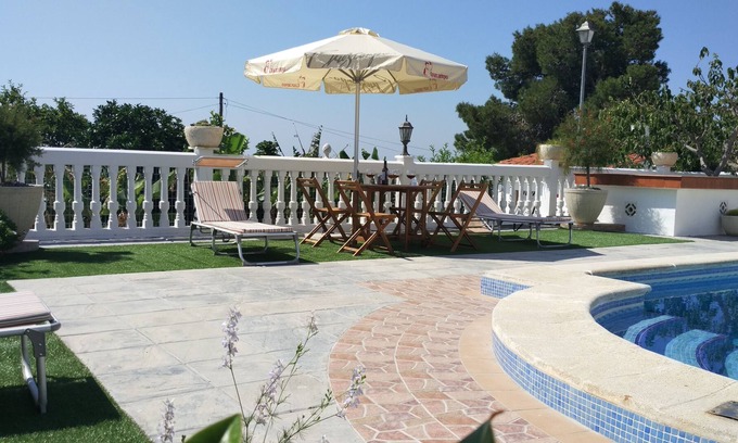 Motril Cabaña | Casa de campo con jardin, piscina salada y acceso a INTERNET.