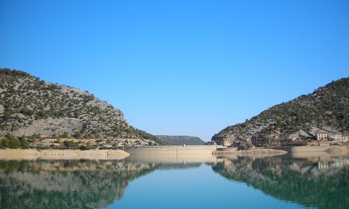 Beceite Chalet De Esquí | Casa de campo con terraza panorámica sobre el lago en las montañas de Aragón
