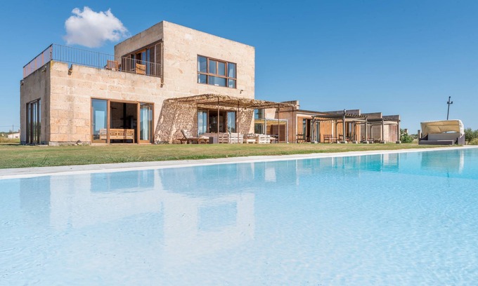 Campos Villa | Maravillosa casa con a/a, piscina, jardín, terraza y Wi-Fi; Estacionamiento; Mascotas permitidas