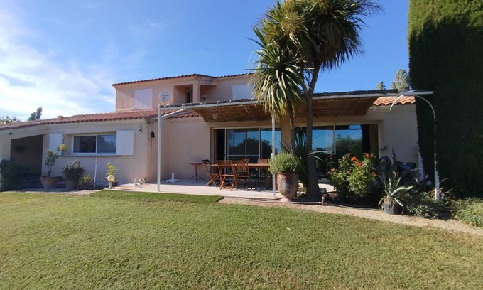 Arles Cabaña | Country house with swimming pool, overlooking 15 ha of meadows, 10 mns from Arles.