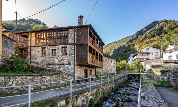 Villacibran Casa | Casa rural 'Xepo' con vistas a la montaña, terraza privada y Wi-Fi
