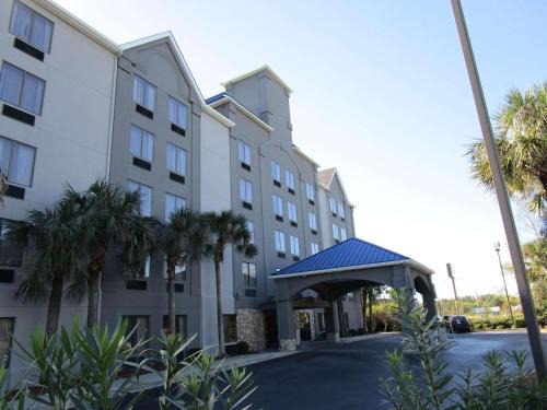 Garden City Hotel | Country Inn & Suites by Radisson, Murrells Inlet, SC
