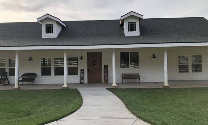 Springville Casa | Country Living! Large 2500 square foot home on 2 acres
