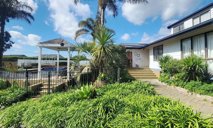 Hamilton Chalet De Esquí | Country Oasis with a Fiji Vibe: Your urban Retreat