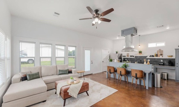 La Grange Casa | Country Retreat Near Downtown, Winery and Brewery