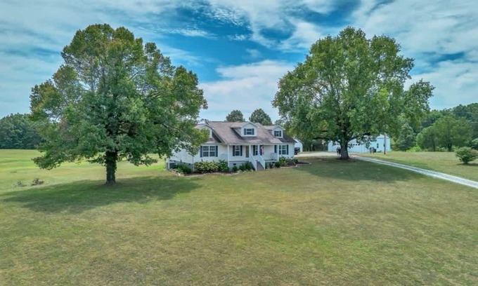 McEwen Casa | Country Retreat w/ Hot Tub on 20 Acres in Dickson