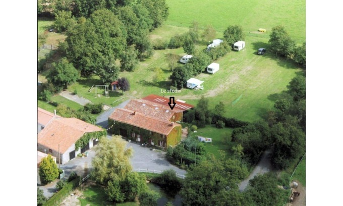 Saint-Hilaire-de-Loulay Apartamento | Country studio