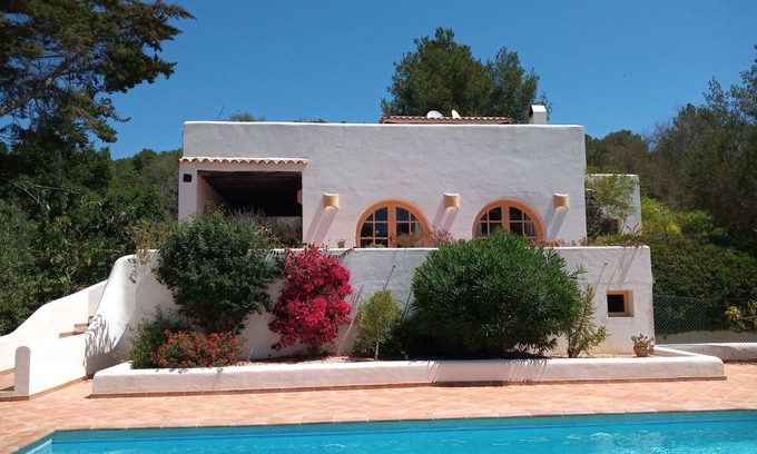 Santa Eulalia del Río Villa | Villa de campo ideal para 6, piscina privada, jardín vallado, céntrico en la isla.