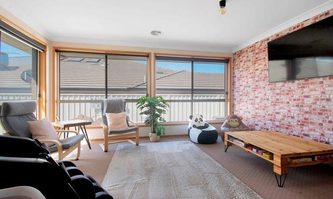 Estella Casa | Country Views - Firepit, Ideal Family Retreat