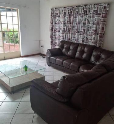 Greater Johannesburg Metropolitan Area Apartamento | Countryside Garden Cottage, Sleeps 2