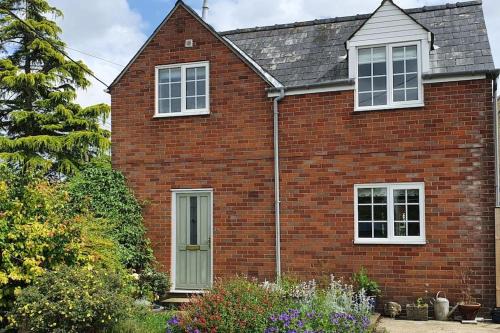 Swindon Casa | Countryside 3 Bed Detached Cottage