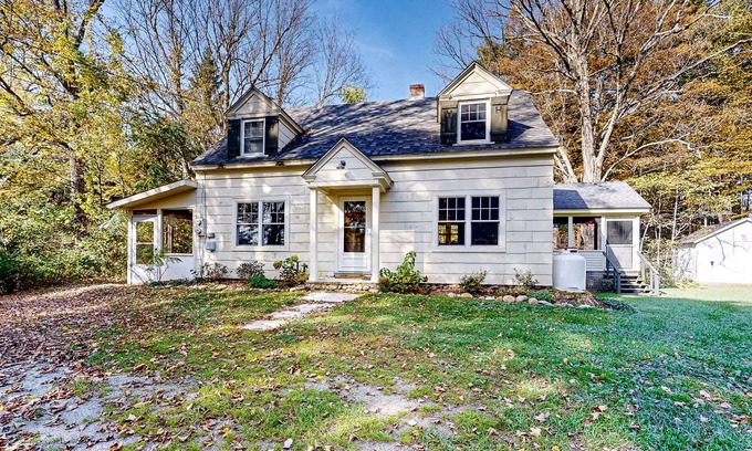 Sunderland Casa | Countryside mountain-view retreat with screened-in porch, near skiing & golf