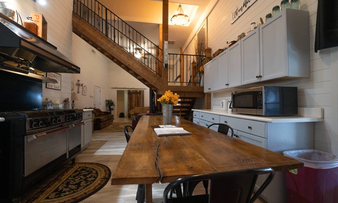 Mount Gilead Casa | County Retreat in the woods , overlooking beautiful woods and stream