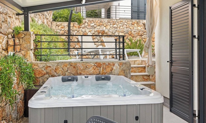 Cres Apartamento | Couple's Vacation with Jacuzzi - Crepsa Paradise